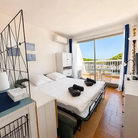 Terrasse Et Parking Vue Port Daire *